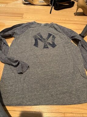 Yankees kids shirt. Long sleeve Genuine Merchandise Heather Gray Crewneck Tee